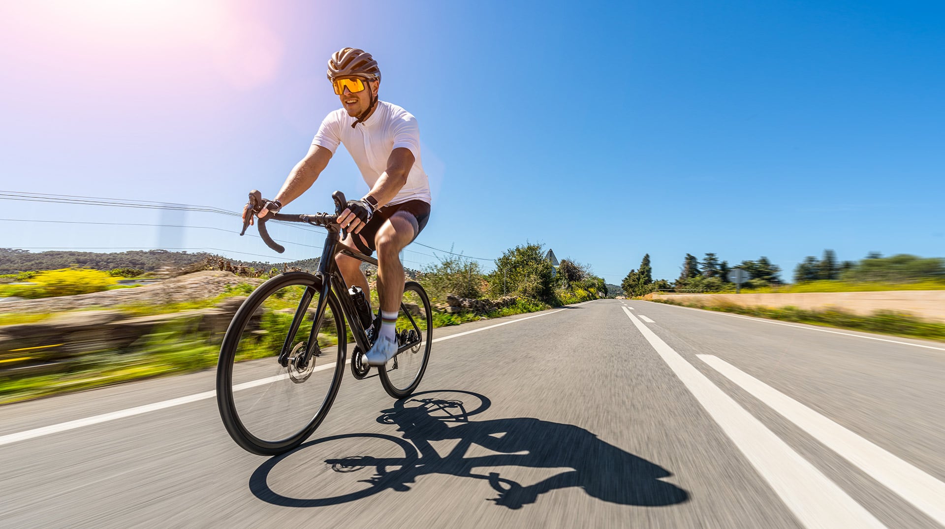 Clima en Mallorca, ciclista circulando en el mes de Octubre