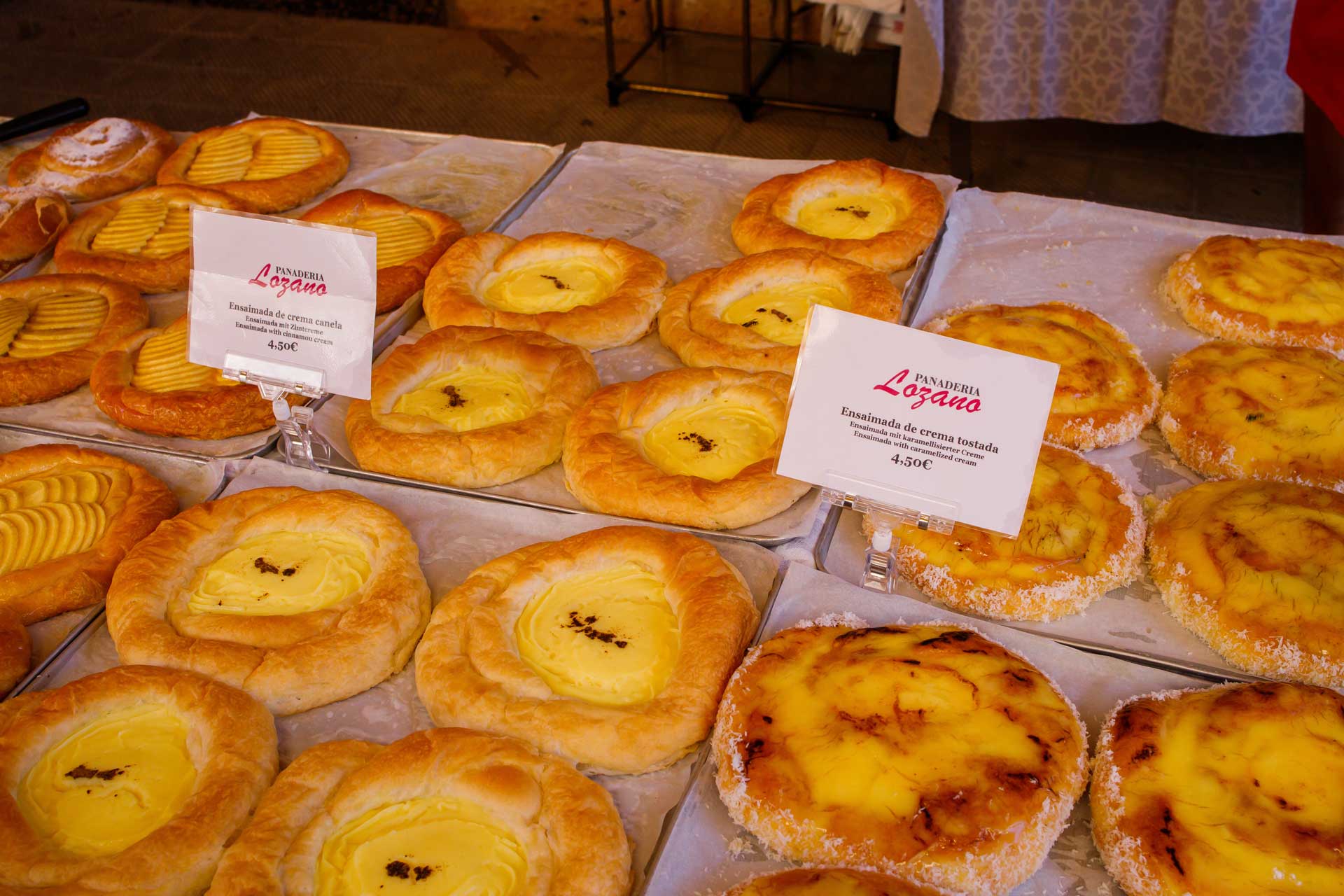 Enseimadas de crema en un mercado de Mallorca