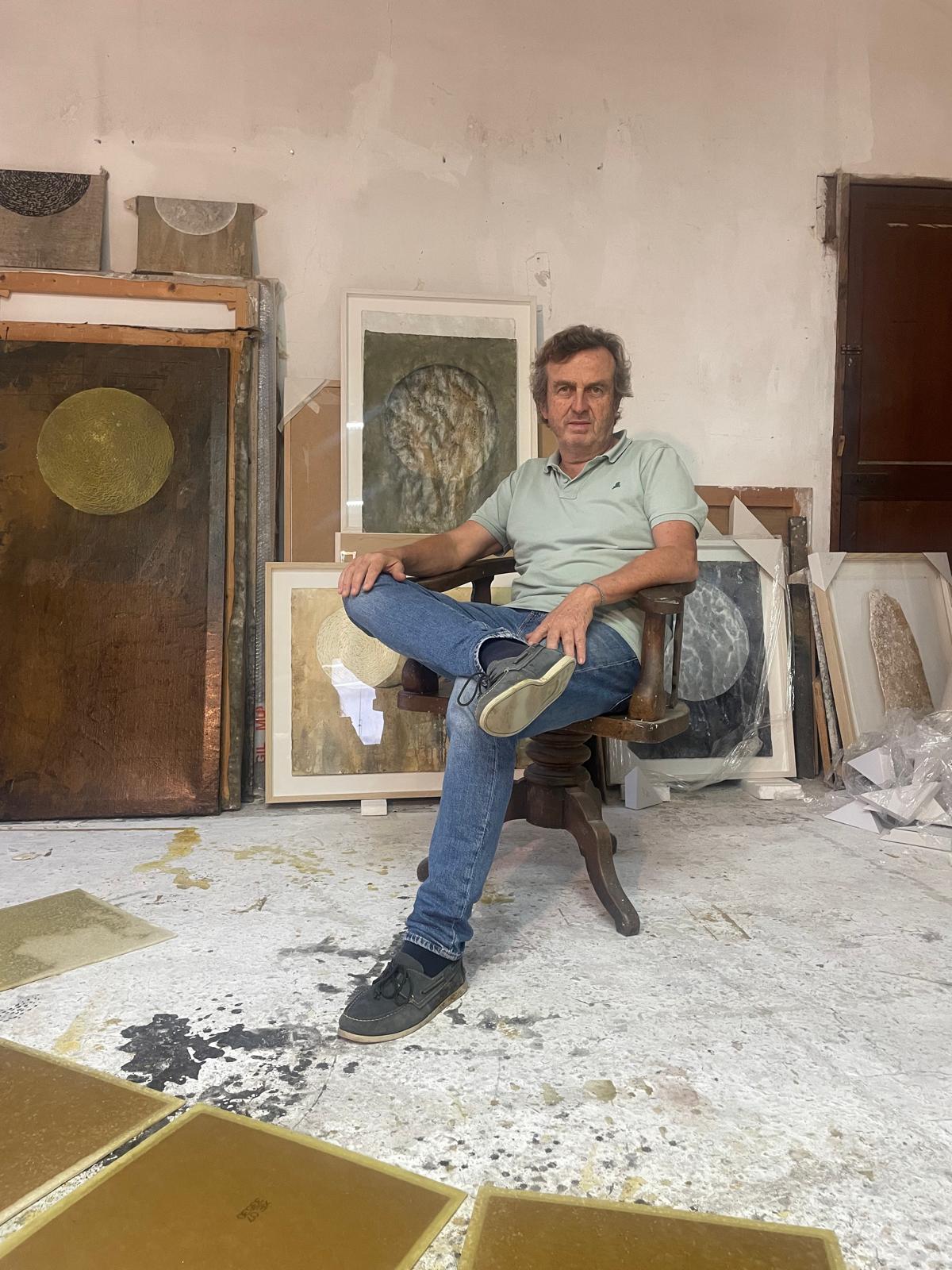 Mariano Mayol: Cuatro décadas de arte, naturaleza y tradición 2 Mariano Mayol en su estudio