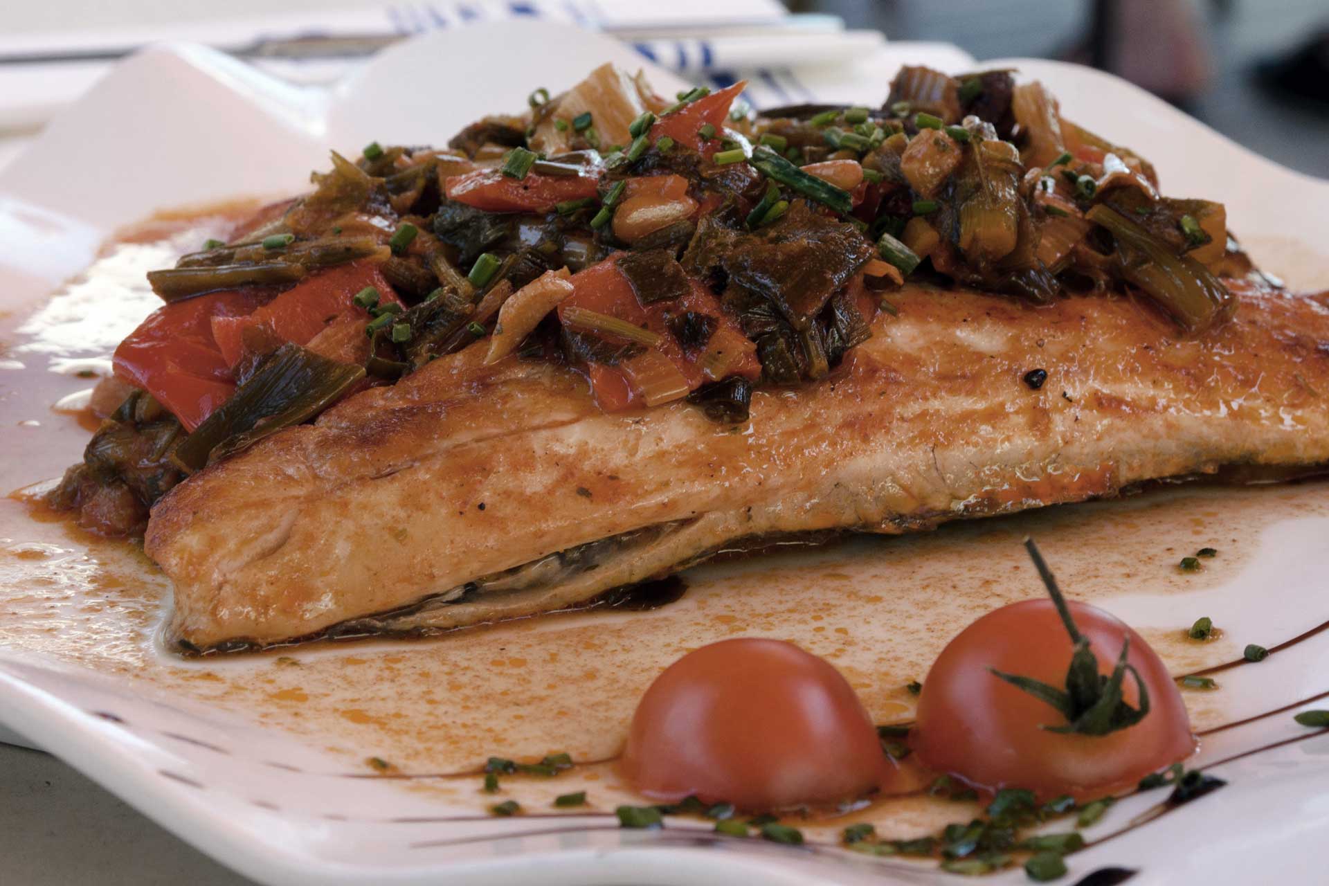 Imagen de pescado a la mallorquina servido en un restaurante