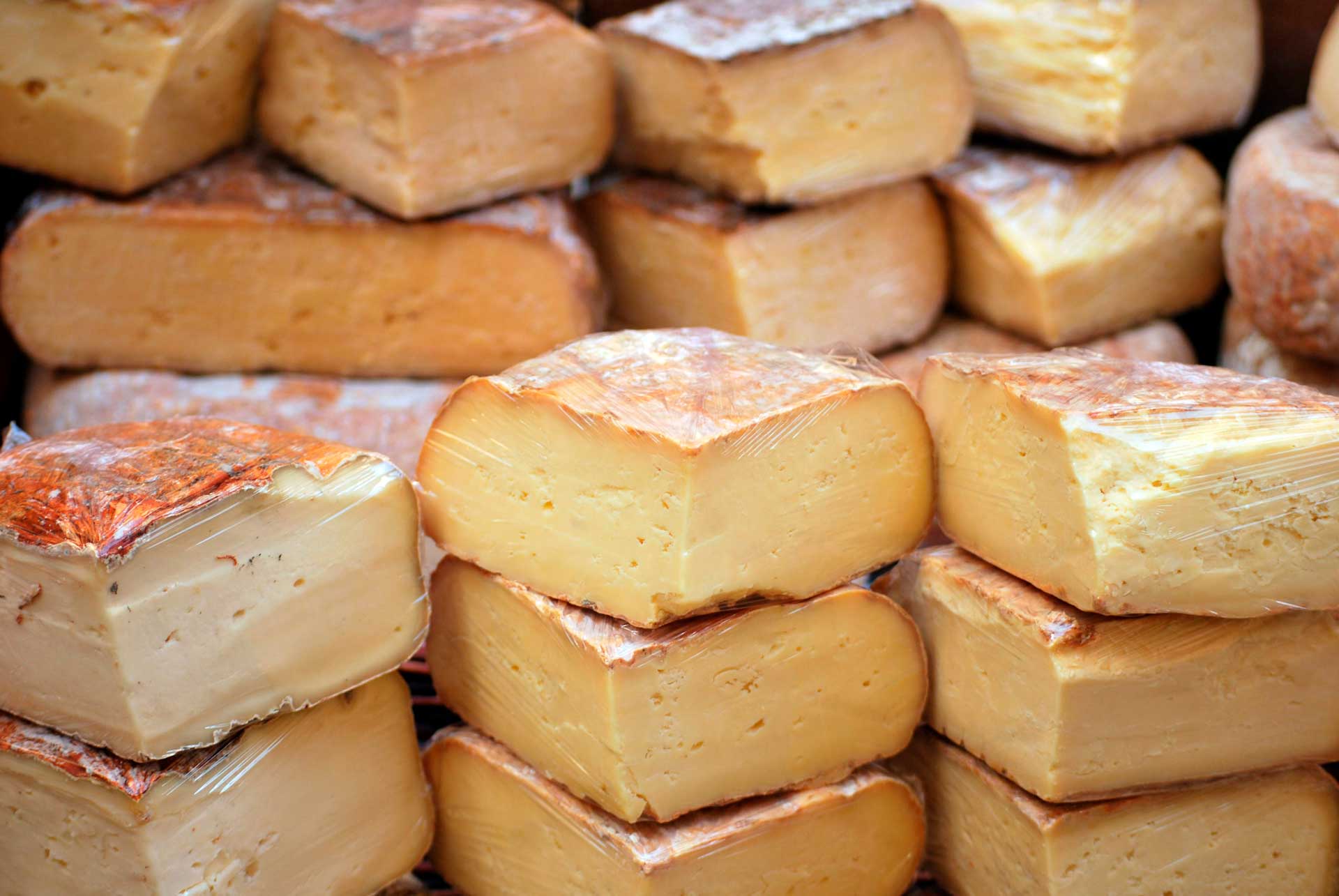 Gourmet 27 La producción local de quesos mallorquines ha mantenido técnicas ancestrales durante siglos, combinando leches de oveja, cabra y vaca en proporciones que varían según la época del año.