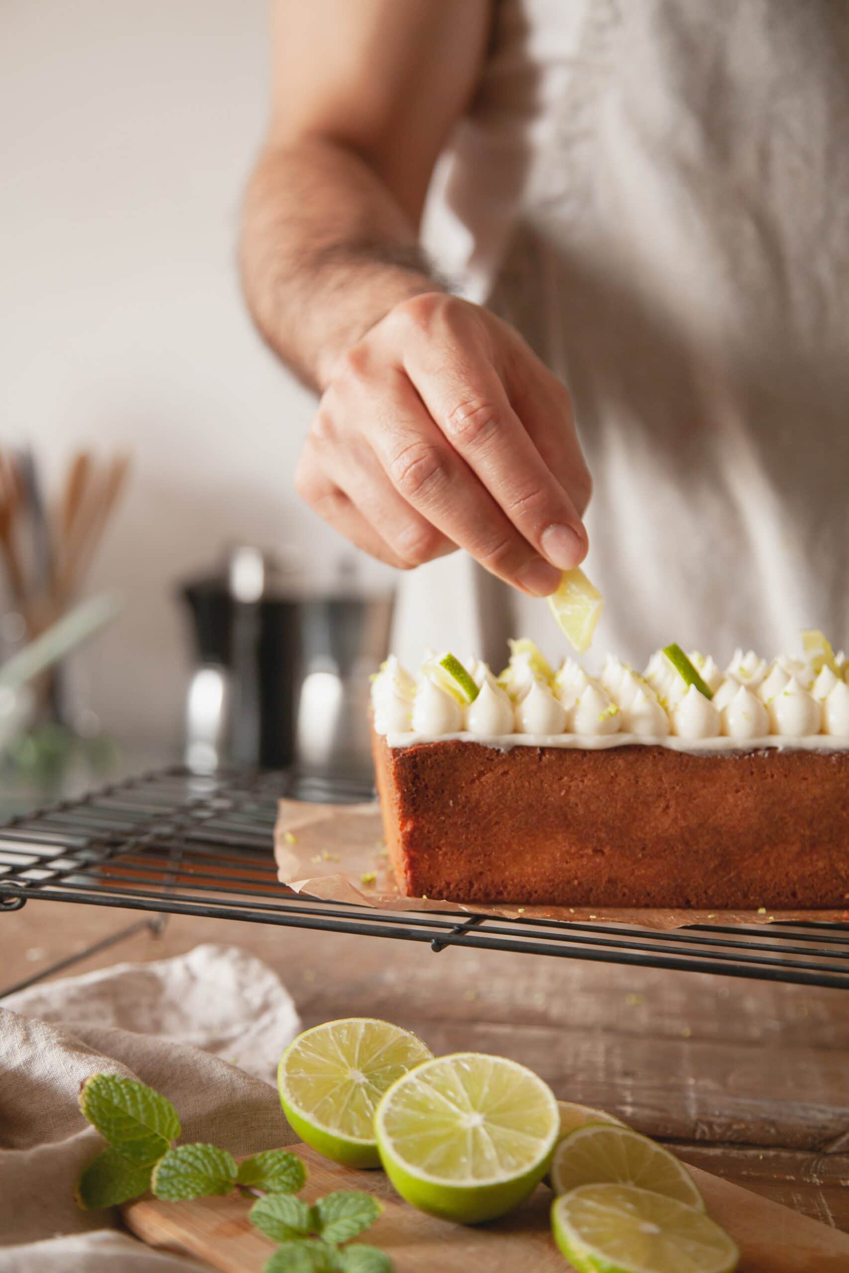 Receta de bizcocho de aceite de oliva con glaseado de coco y lima