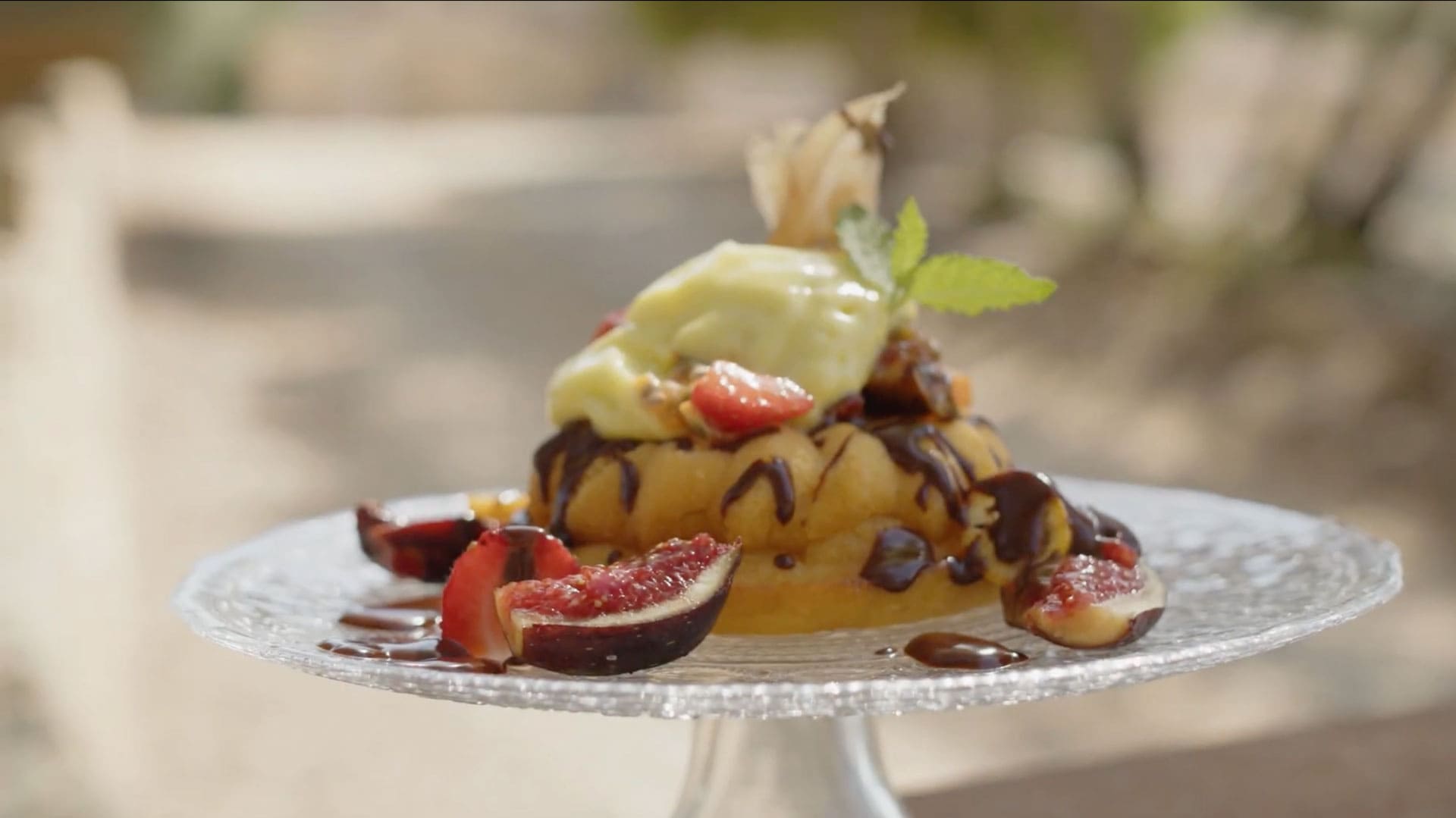 Receta gourmet de savarín de kumquat con ensalada de frutas, chocolate y espuma de aceite