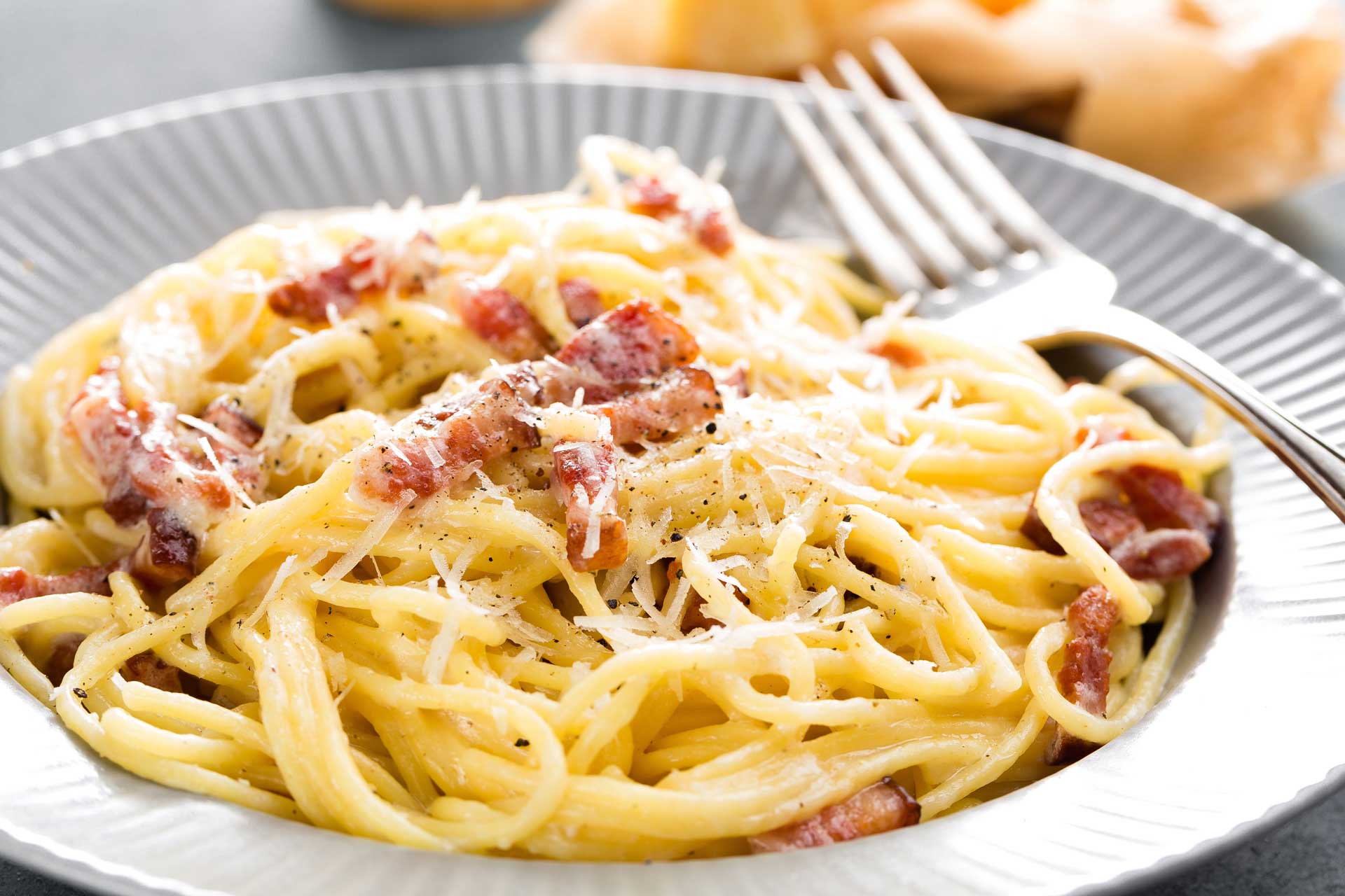 Plato de Spaghetti alla carbonara receta tradicional