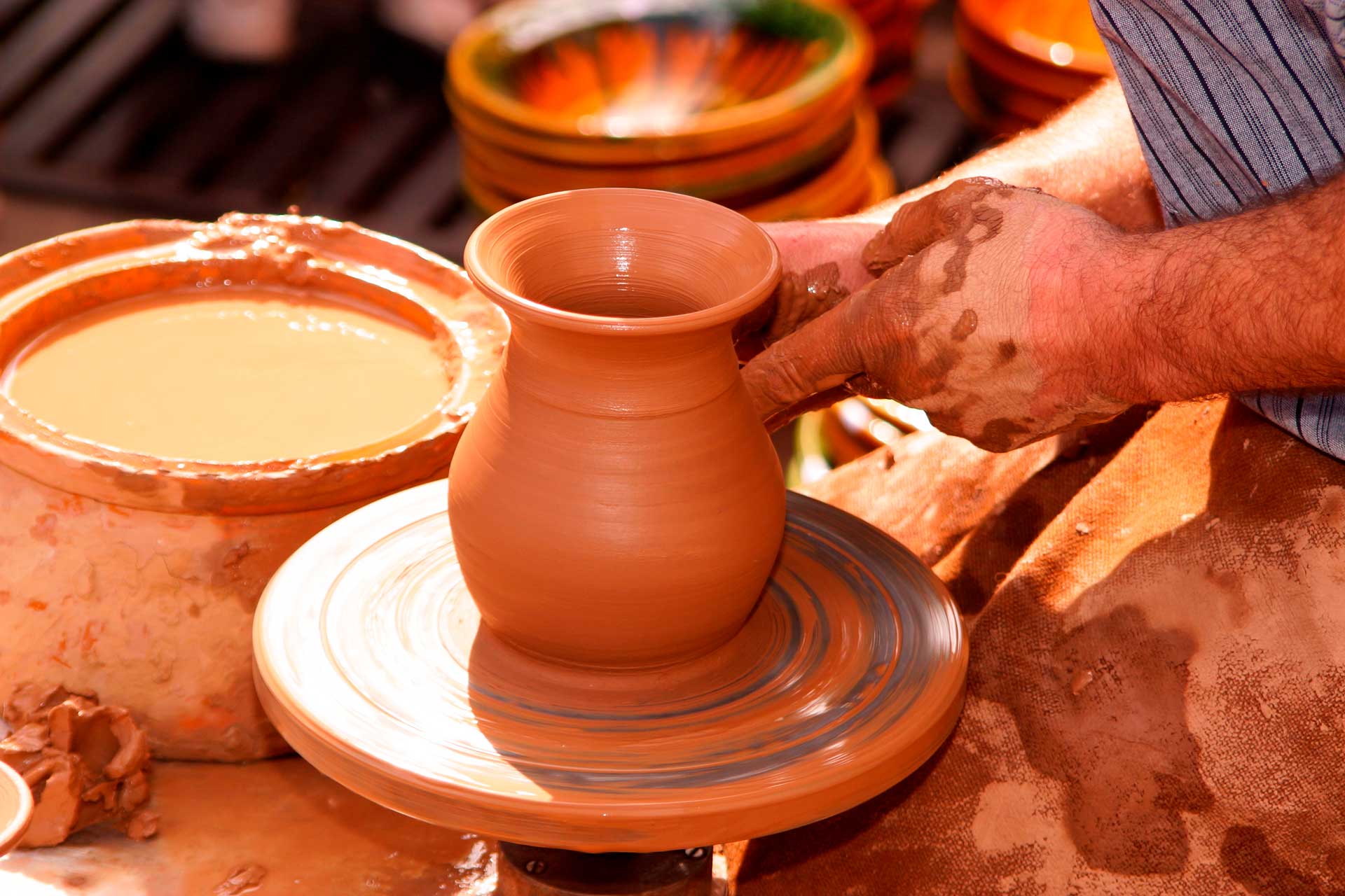 La cerámica mallorquina se caracteriza por sus formas funcionales y decoraciones geométricas heredadas de siglos de tradición mediterránea.