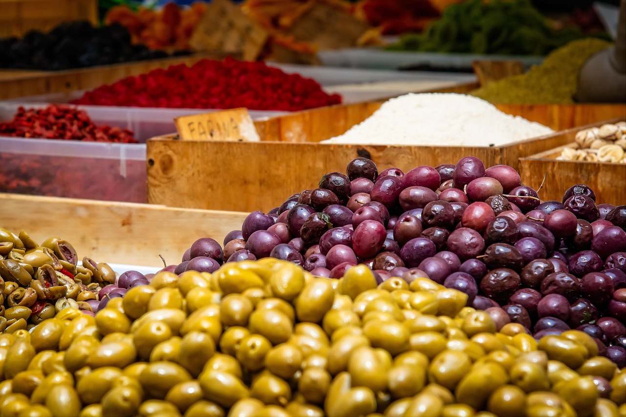 Aceite de oliva virgen extra de Mallorca 65 Puesto de mercado semanal con productos locales frescos y coloridos en Mallorca.
