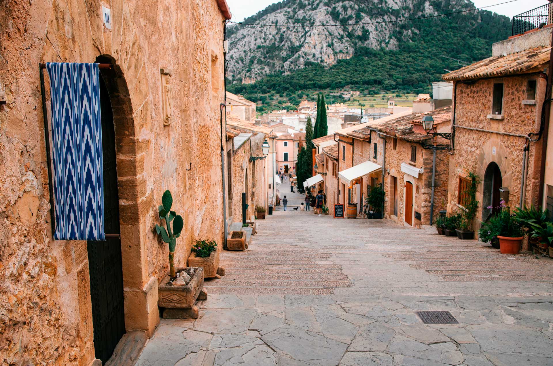 La arquitectura medieval de Pollença se revela especialmente en las primeras y últimas horas del día, cuando la luz realza la textura de la piedra y las sombras definen el carácter espiritual del