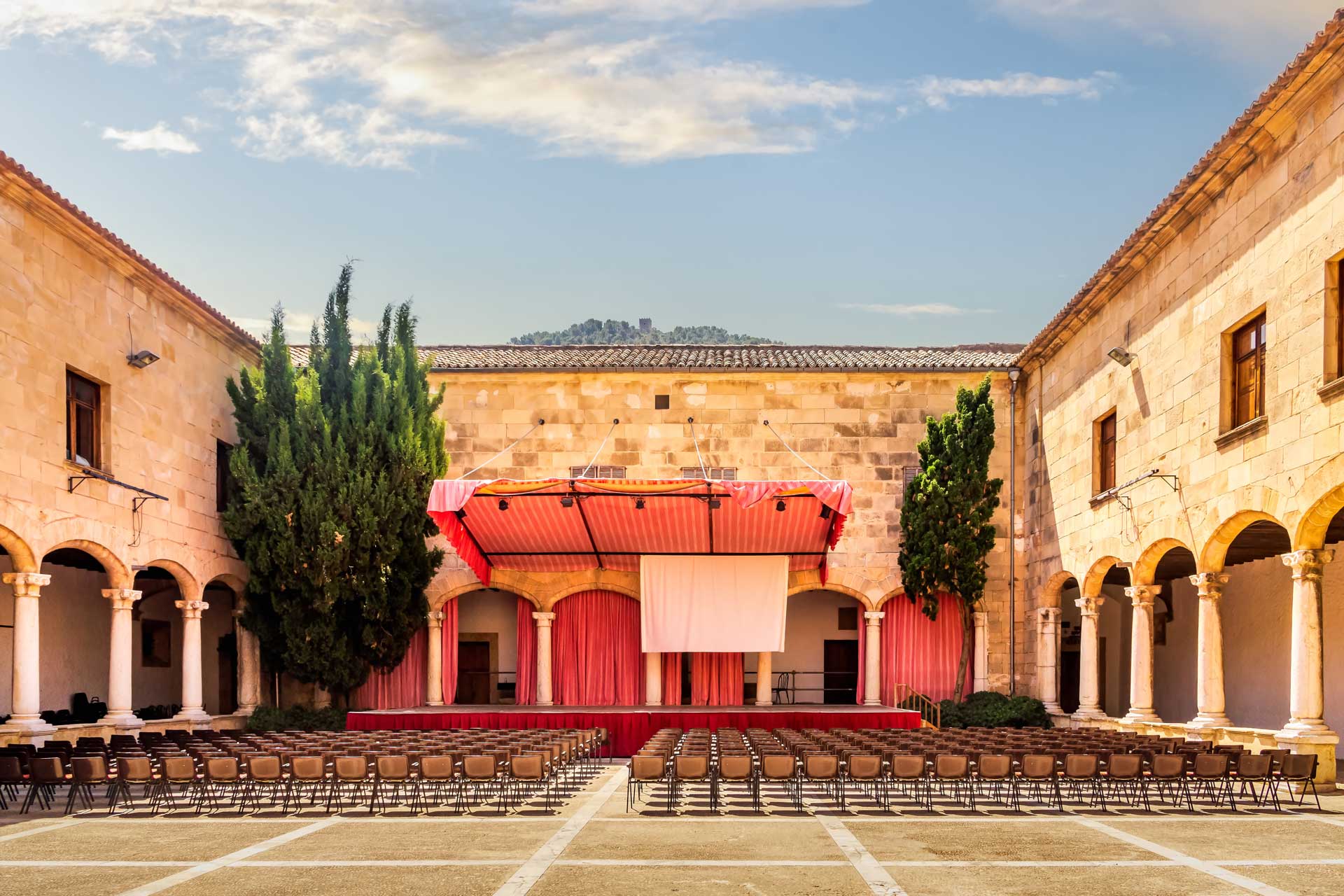 Pollença: patrimonio, arte y espiritualidad en el corazón de Mallorca 2 El convento de Santo Domingo alberga espacios de contemplación que han inspirado a músicos y artistas durante siglos, especialmente durante el Festival de Música que celebra la fusión entre arte